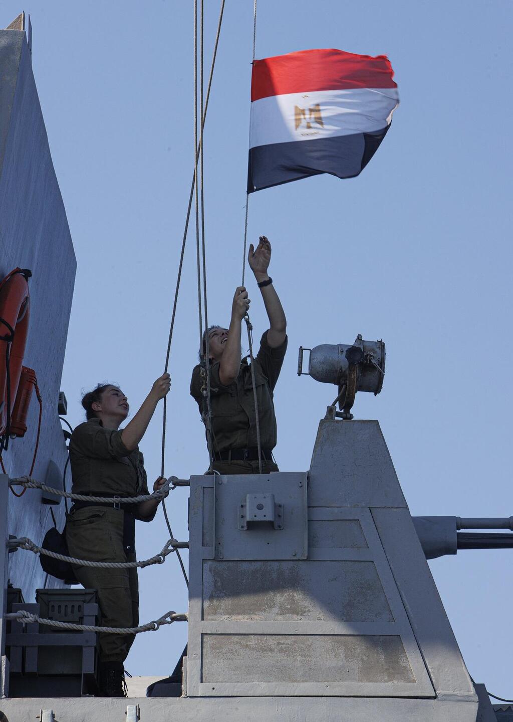 דגל מצרים יורד מהתורן בסיום המסע (צילום: גיל נחושתן) דגל מצרים יורד מהתורן