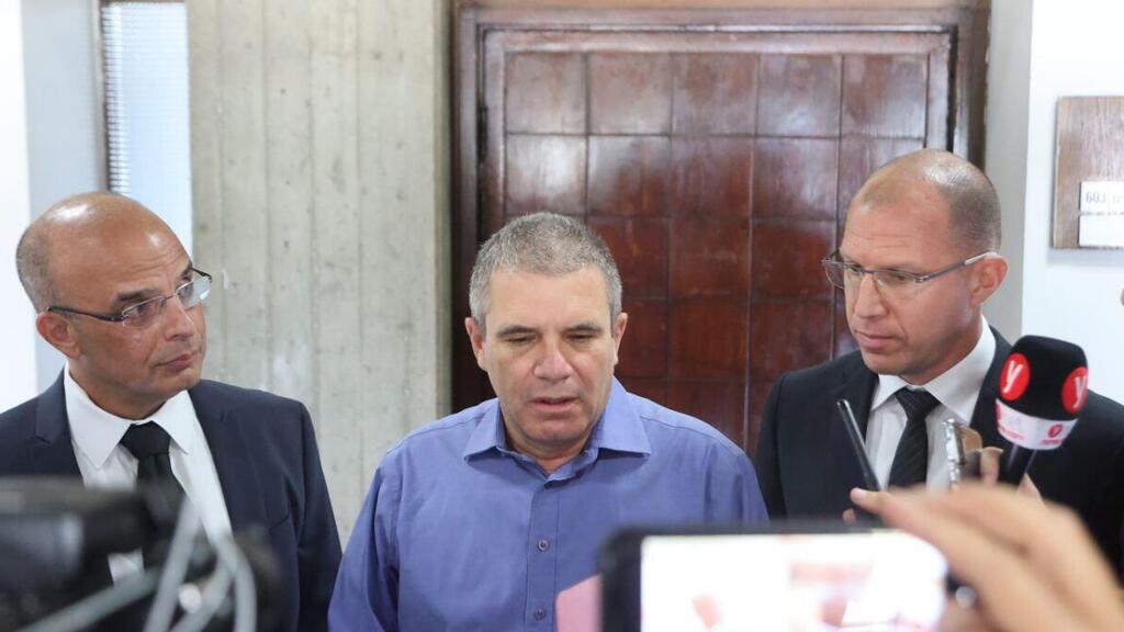 הירש ועורכי דינו. מרוצים מההחלטה (צילום: מוטי קמחי) גל הירש, דן אלדד וטל שפירא