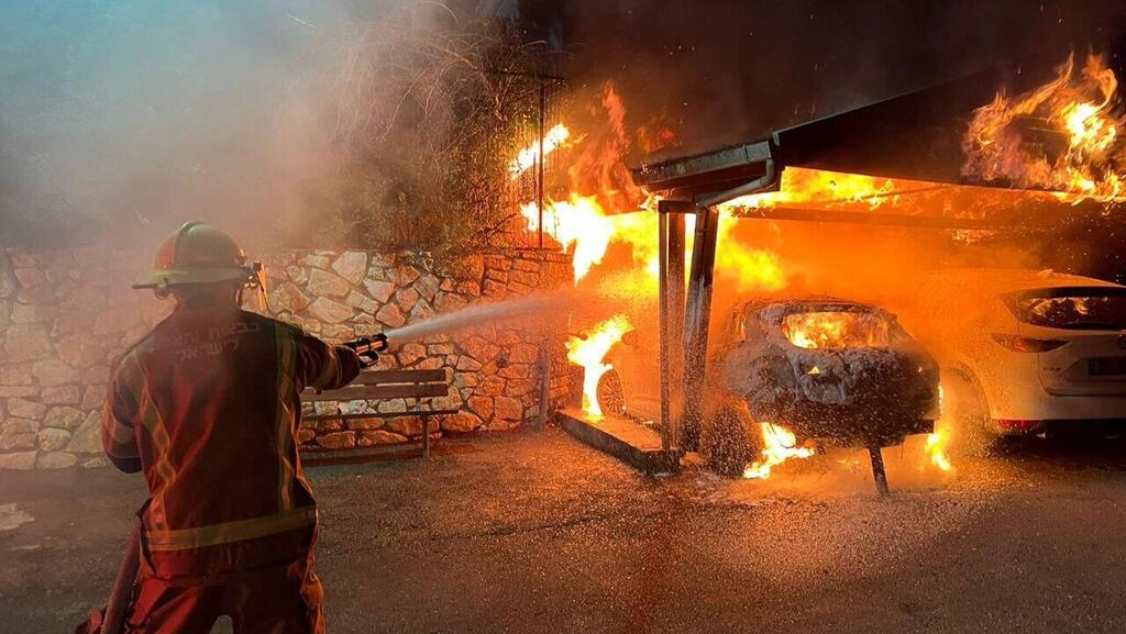 החשודים הגיעו על קטנוע, ונמלטו (צילום: כבאות והצלה חוף) תיעוד מהצתת המכוניות ברחוב זמנהוף בחיפה