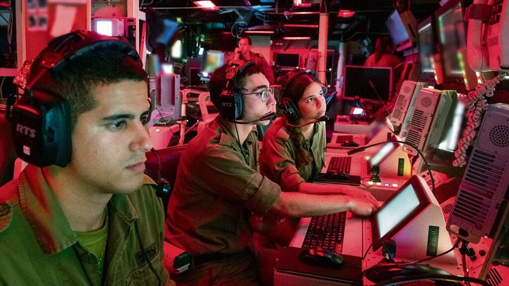 יירטו את הכטב''מים של חיזבאללה. משמאל: עודד, טל ושחר (צילום: אלכס מלניקוב, דובר צה"ל) משמאל: עודד הרשקוביץ', טל עשני ושחר פורמן