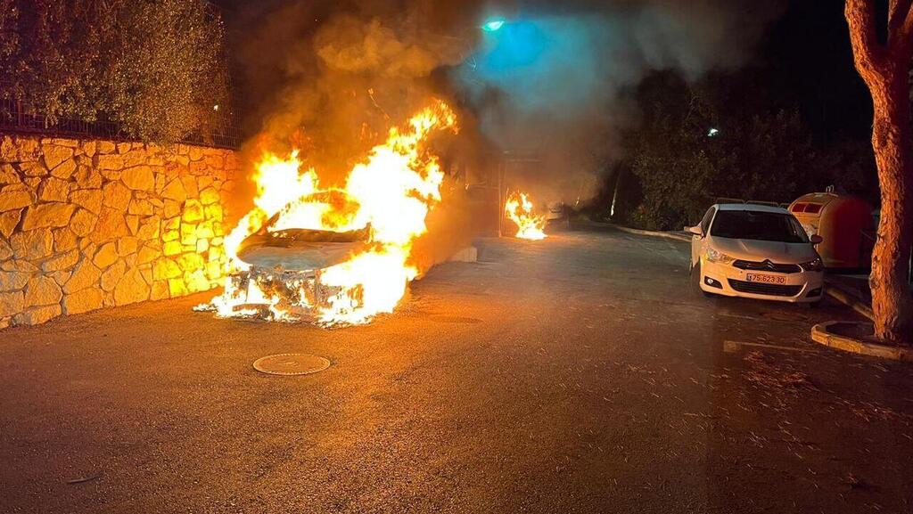 לא היו נפגעים בגוף (צילום: כבאות והצלה חוף) תיעוד מהצתת המכוניות ברחוב זמנהוף בחיפה