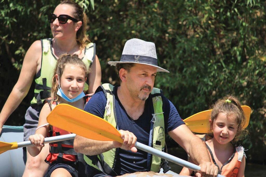 עם בן הזוג אייל והבנות יהלי ועלמה. "כשהן יעופו מהבית תהיה ספה טובה" (צילום: אלבום פרטי) ליטל שוורץ עם בן הזוג אייל והבנות יהלי ועלמה