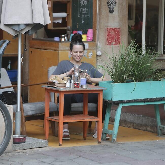 אין לה באמת זמן אלינו (צילום: מוטי לבטון) אין לה באמת זמן אלינו