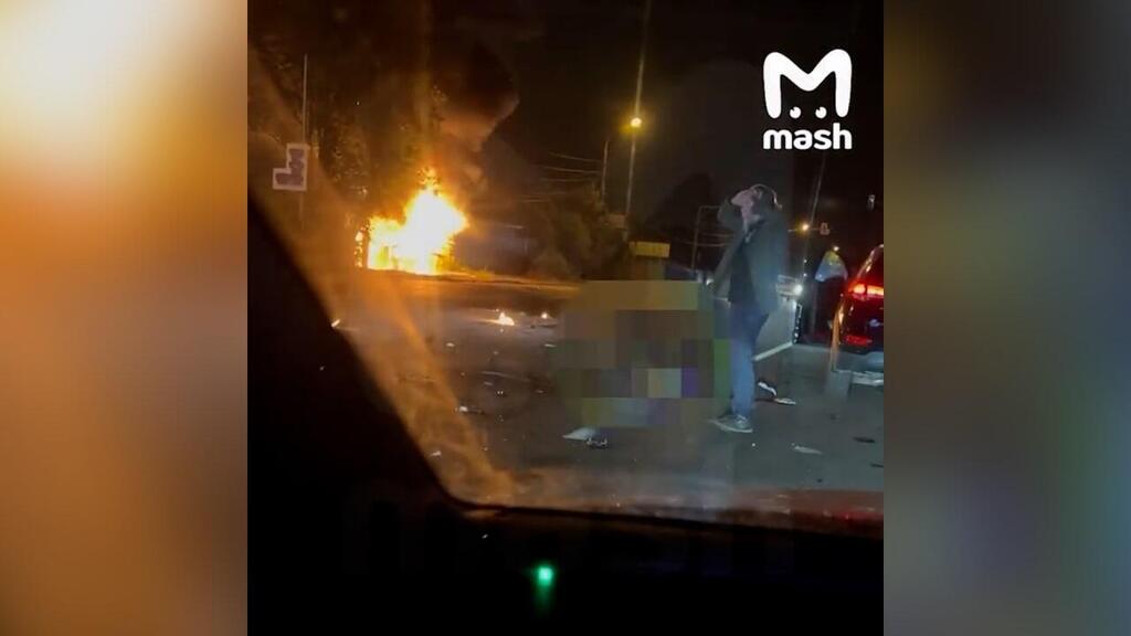 לפי התיעודים שהופצו זה הרגע שבו אביה של דוגינה מביט המום על זירת החיסול תיעוד מזירת פיצוץ הרכב במוסקבה, רוסיה