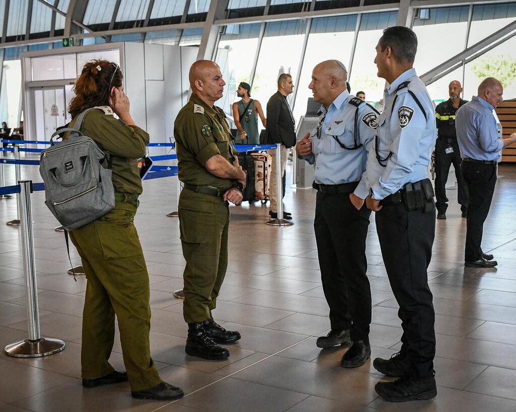 אלוף רסאן עליאן בנמל התעופה עם בכירי המשטרה (צילום: רז גליל) שדה תעופה רמון