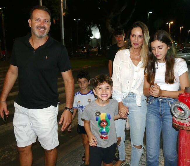 נהנים מהחופש הגדול? מלי לוי שמעון גרשון והילדים (אמיר מאירי) נהנים מהחופש הגדול? מלי לוי שמעון גרשון והילדים