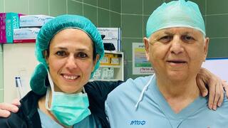 האב ד"ר נודר ברטל עם ביתו ד"ר קרן ברטל לאחר הניתוח במרכז הרפואי כרמל