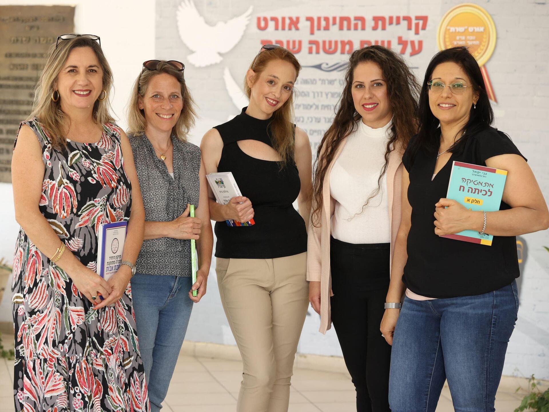 מימין: ענב סבג, ג'ני אלרואי, רוית בן ישי, פזית אושרת ואילנית טויטו ביטון. כולן למדו ומלמדות בבית ספר אורט שרת בנוף־הגליל