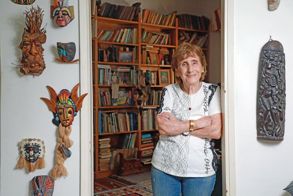 "אני כותבת על אנשים כי הם מעניינים אותי ואין סוף לסיפורים" (צילום: דנה קופל) עמלה עינת