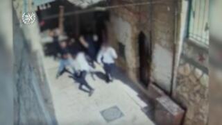 תיעוד: 3 חשודים זורקים חפצים על עוברי אורח בעיר העתיקה ונעצרים ע״י המשטרה