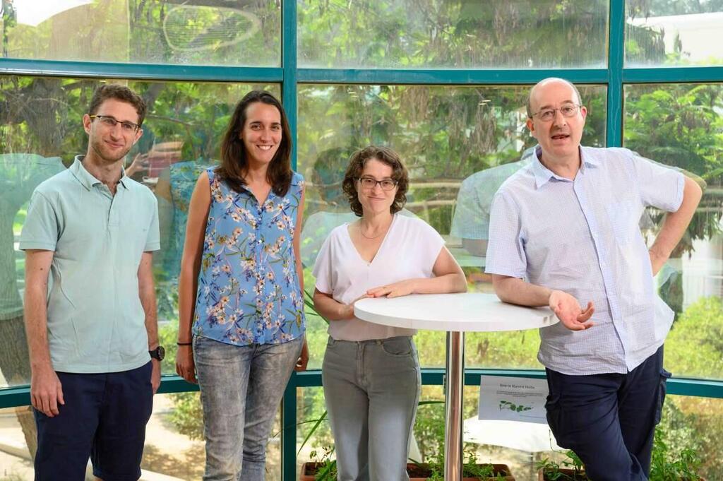 מימין: פרופ' נחום אולנובסקי, ד"ר ליאורה לס, ד"ר איילת שראל ושקד פלגי (צילום: מסע הקסם המדעי, מכון ויצמן למדע) מימין: פרופ' נחום אולנובסקי, ד"ר ליאורה לס, ד"ר איילת שראל ושקד פלגי