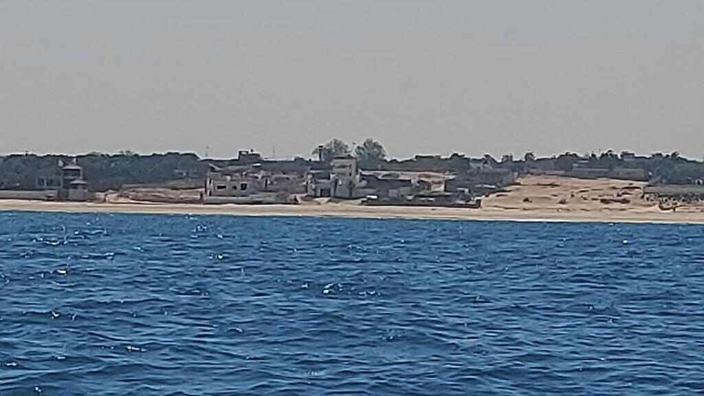 חופי רצועת עזה כפי שנראים מהספינה. רוב ההברחות סוכלו (צילום: יואב זיתון) חיל הים צרעה רצועת עזה הברחות ספינה