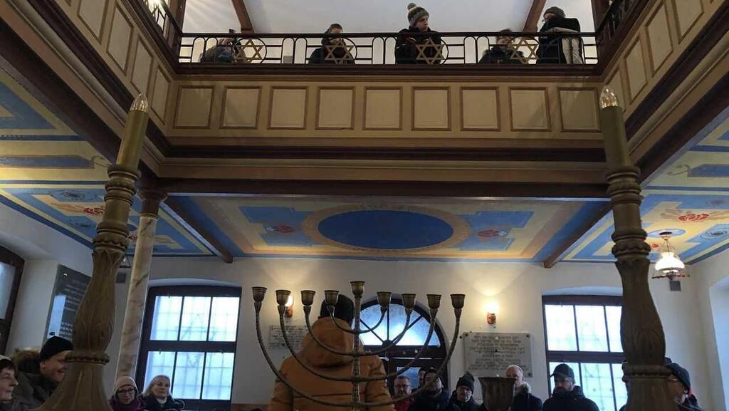 Up to 30 people a day prayed in the Lodz synagogue, until a local developer changed the locks מבקרים בבית הכנסת