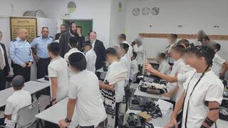 מפקד מחוז מרכז במשטרה, ניצב אבי ביטון, סייר ביישוב אלעד לרגל פתיחת שנת הלימודים במגזר החרדי
