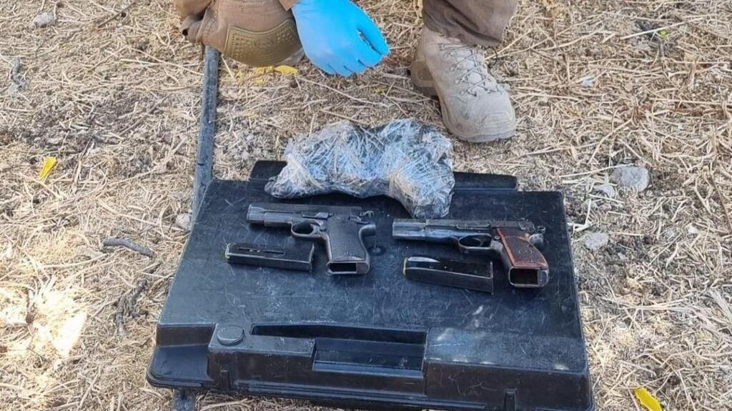 Видео: спецназ перехватывает роскошную машину и обнаруживает оружие из ...