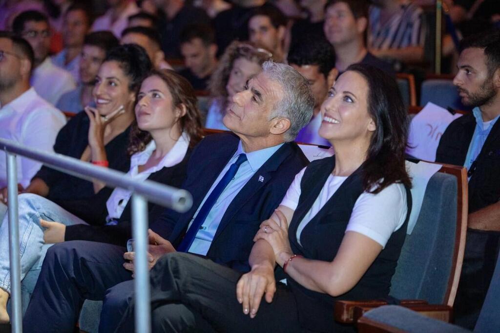 ראש הממשלה יאיר לפיד ואשתו ליהיא יושבים בקהל (צילום: הגר בדר) מחווה דנה אינטרנשיונל