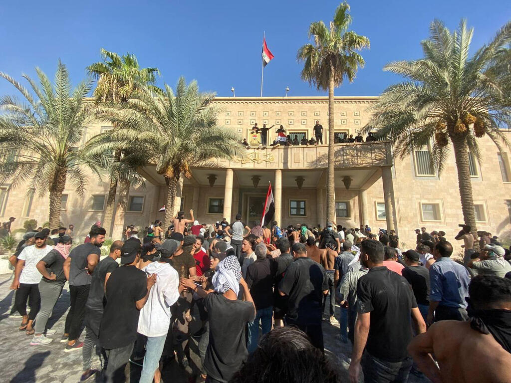 תומכיו של מוקתדא א-סדר פורצים לארמון הממשלה ב בגדד עיראק