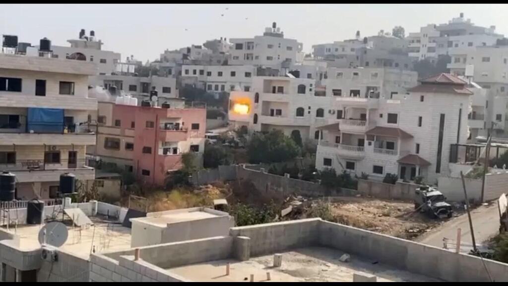 תיעוד הירי של כוחות הביטחון לעבר הבית המכותר כוחות הביטחון בפעילות סמוך לשכם