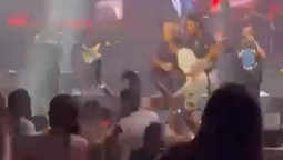 אנשים עולים לבמה במופע של איתי לוי