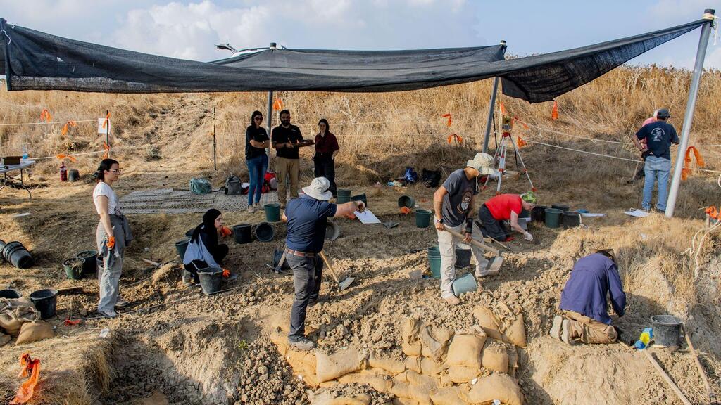 Archeological site where the tusk was located (Photo: Yuli Schwartz, Antiquities Authority) האתר סמוך לרבדים