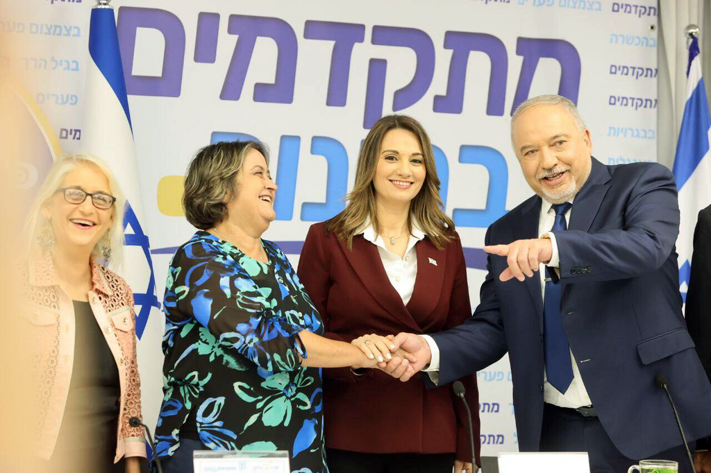 50 יום אחרי הצילום, יש גם חתימה. (צילום: מוטי קמחי) ליברמן, שאשא ביטון ויפה בן דויד במסיבת העיתונאים