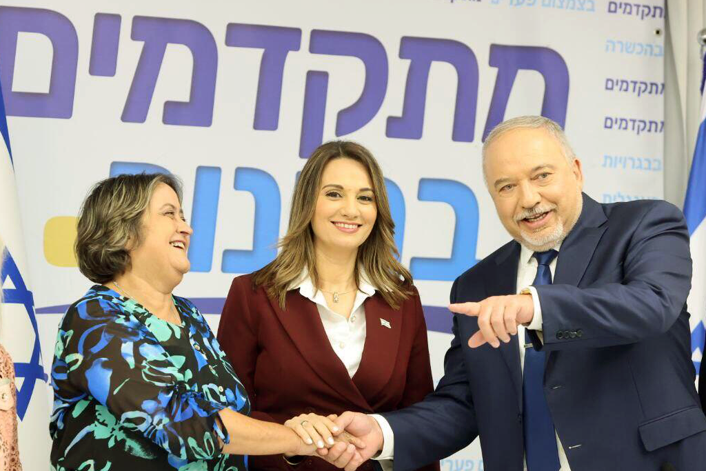 ליברמן, שאשא ביטון ויפה בן דויד במסיבת העיתונאים. המורים עדיין מחכים לכסף (צילום: מוטי קמחי) ליברמן, שאשא ביטון ויפה בן דויד במסיבת העיתונאים