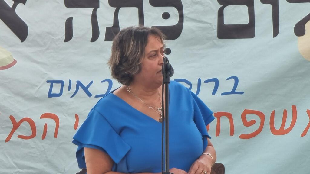 "הצעד הראשון בשיקום מעמד המורים". מזכ"לית הסתדרות המורים יפה בן דוד (צילום: שמוליק דודפור) ראש הממשלה יאיר לפיד ויפה בן דוד בטקס פתיחת שנת הלימודים בבית ספר ניצני המדע ברחובות