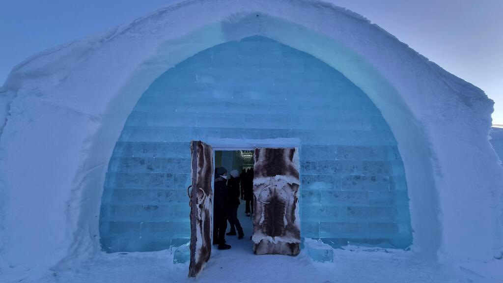 ICE HOTEL הכניסה אל מלון הקרח בשוודיה.