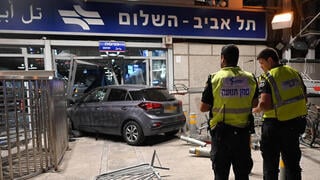 רכב פרטי נכנס בשערי רכבת השלום