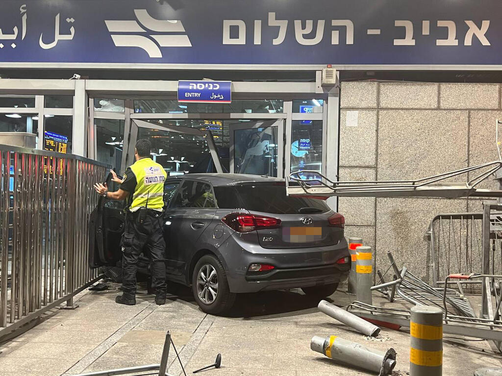 הרכב, והנזק שנגרם לכניסה לרכבת (צילום: נדב אבס) רכב פרטי נכנס בשערי רכבת השלום