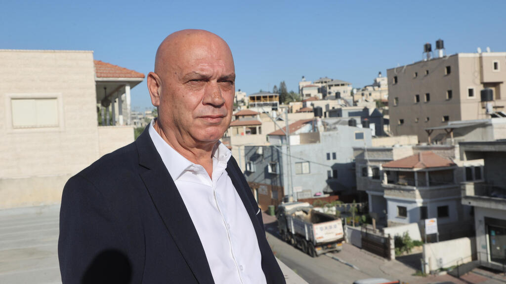 השר פריג' בעירו. לא מתמודד בבחירות, אך לא זנח את הפוליטיקה (צילום: יריב כץ) עיסאווי פריג' בכפר קאסם לפני הבחירות