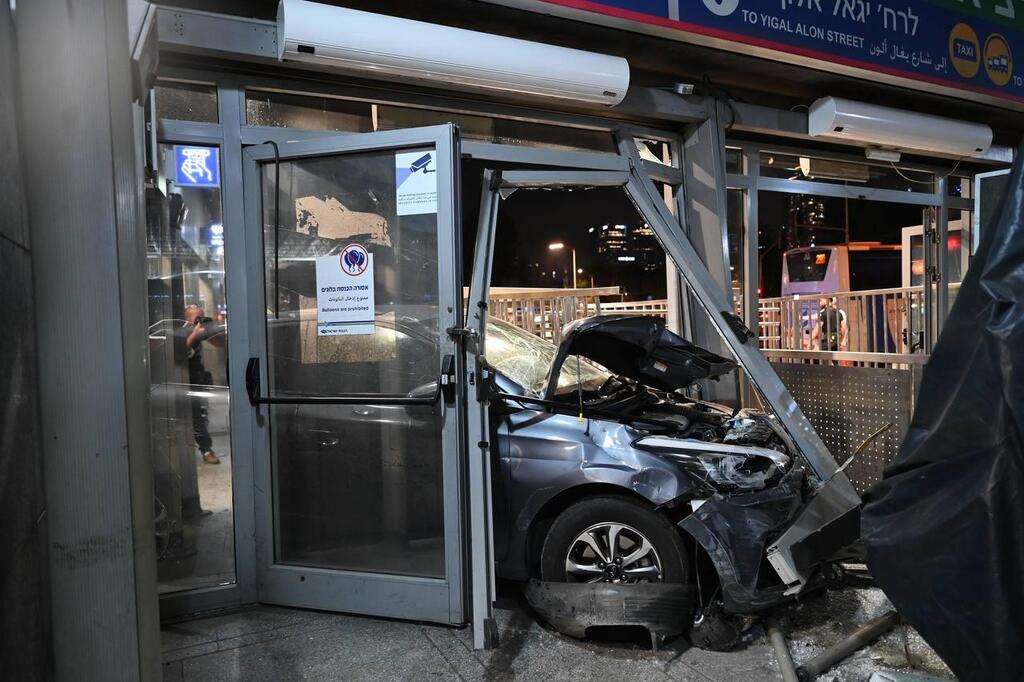 ההתנגשות בכניסה לתחנה (צילום: נדב אבס) רכב פרטי נכנס בשערי רכבת השלום