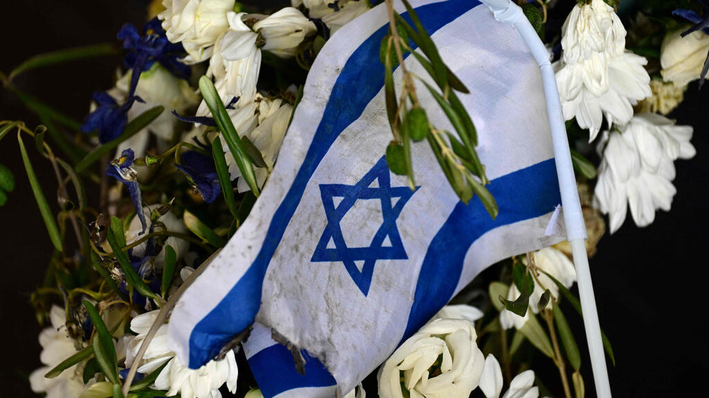דגל ישראל באנדרטה במינכן. 50 שנה לרצח הספורטאים באולימפיאדה