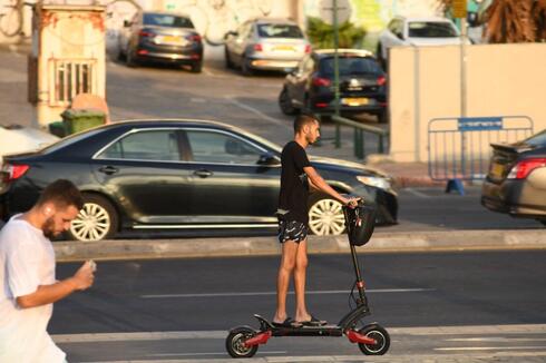 חסל סדר רכיבה פרועה על מדרכות? לוחית זיהוי לאופניים חשמליים 