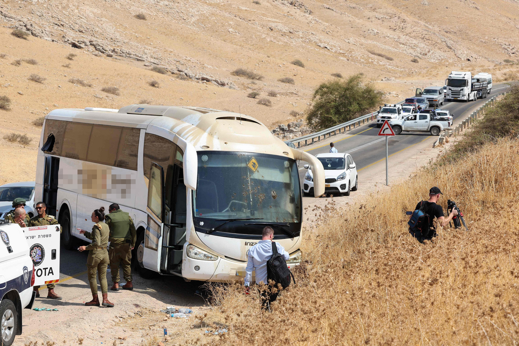 זירת פיגוע הירי על האוטובוס בבקעת הירדן ( צילום: AFP) תיעוד מזירת פיגוע הירי על האוטובוס בבקעת הירדן
