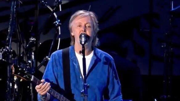 Paul McCartney announced that a 'new' Beatles song is the result of AI technology (Photo: Screenshot) פול מקרטני במופע המחווה לטיילור הוקינס