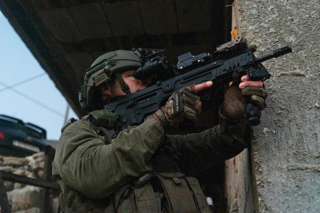 17 מבוקשים נעצרו. פעילות צה"ל הלילה (צילום: דובר צה"ל) תיעוד מפעילות הכוחות