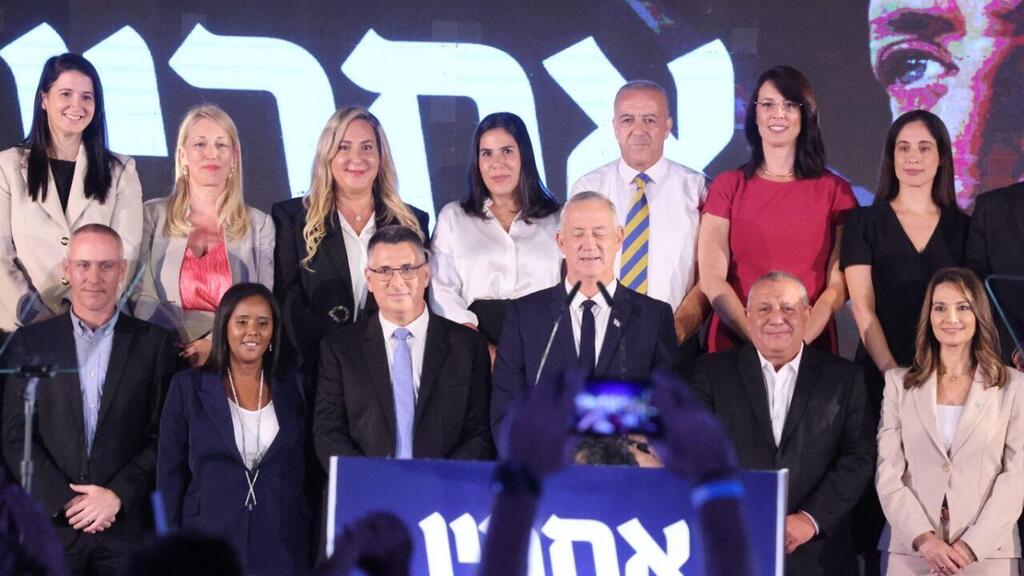חברי המחנה הממלכתי בהשקת הקמפיין. גנץ טוען: רואה מגמת התחזקות ( צילום: מוטי קמחי ) המחנה הממלכתי השקת הקמפיין