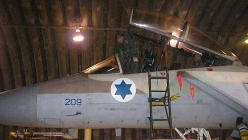 Israeli Air Force fighter enters fighter jet as he prepares to head out to strike Syria's Al Kibar nuclear reactor (Photo: IDF Spokesperson's Unit) תמונות של צוותי חיל ה אוויר ביממת ה תקיפה