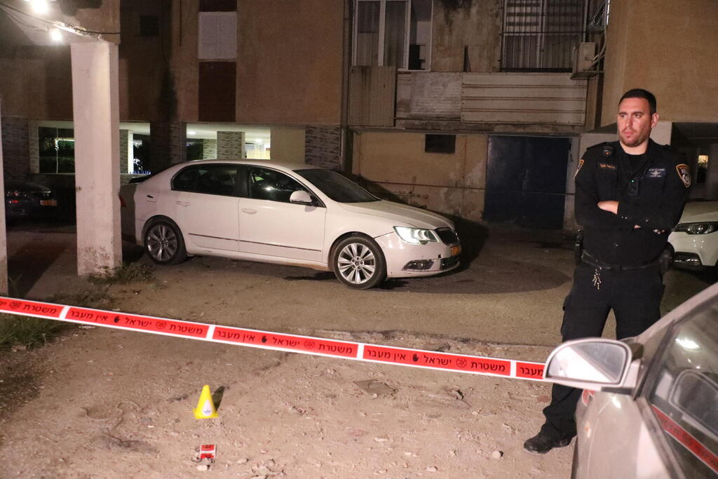 זירת הרצח בלוד, אמש. "האמא - אישה נורמטיבית שגידלה את בנותיה ללא קשר לפלילים" (צילום: שאול גולן) זירת הרצח בלוד