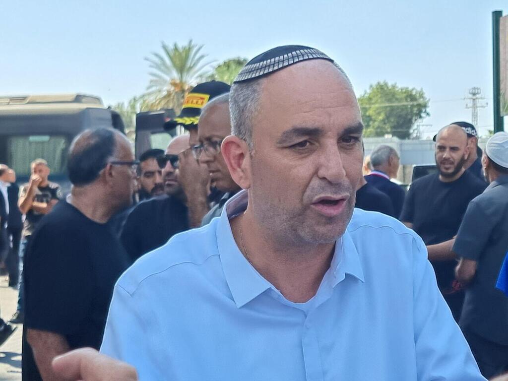 ראש עיריית לוד יאיר רביבו בהלוויה של מנאר וחדרה חג'אג'