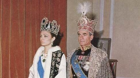 טקס ההכתרה של מוחמד ריזא שאה פלהווי ופארה דיבה למלכי איראן