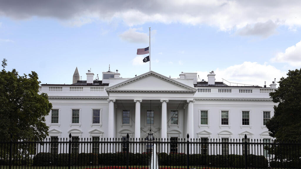 White House in Washington (Photo: Getty Images) דגל ארה"ב חצי התורן הבית הלבן וושינגטון