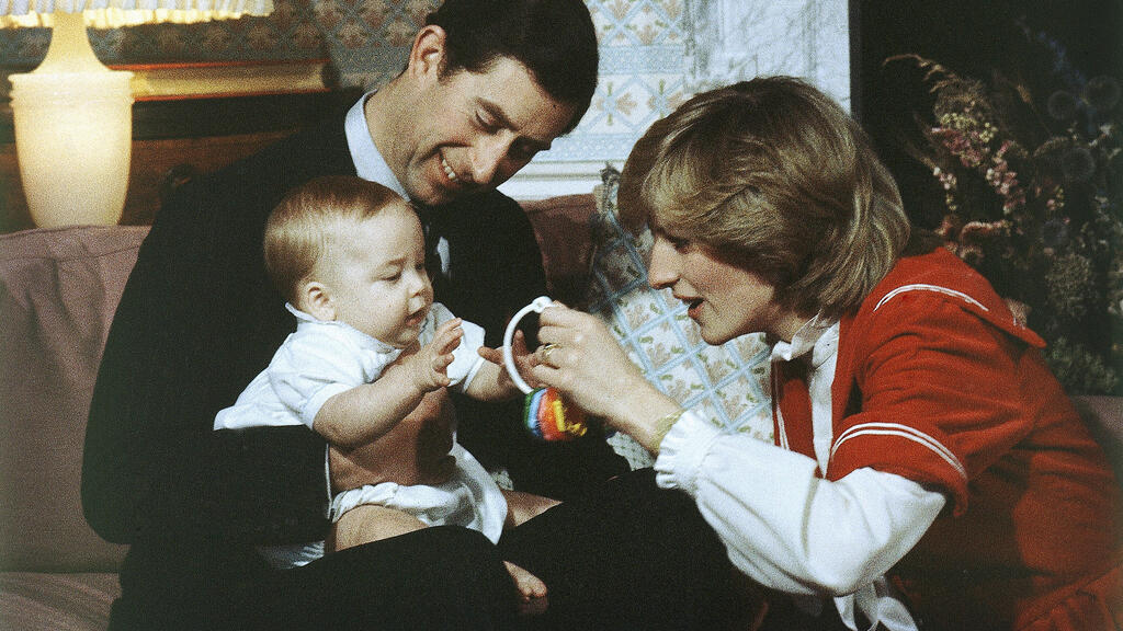 ארכיון 1982 הנסיך וויליאם בן 6 חודשים עם אביו הנסיך צ'רלס ואמו הנסיכה דיאנה