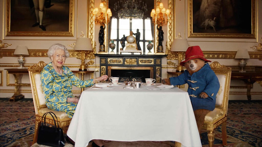 המלכה אליזבת (צילום: (צילום: AFP PHOTO / BUCKINGHAM PALACE / STUDIO CANAL / BBC STUDIOS / HEYDAY FILMS)) המלכה אליזבת