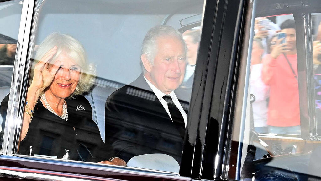 המלך צ'לרס ואשתו קמילה עוזבים את ארמון בקינגהאם לונדון בריטניה
