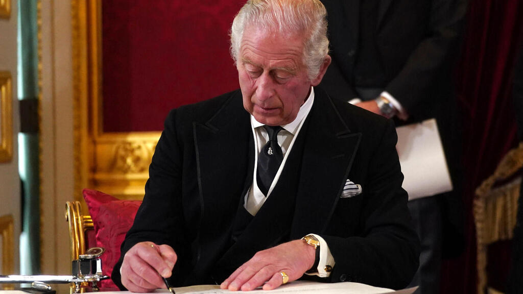 King Charles' swollen fingers continue to spark discussion