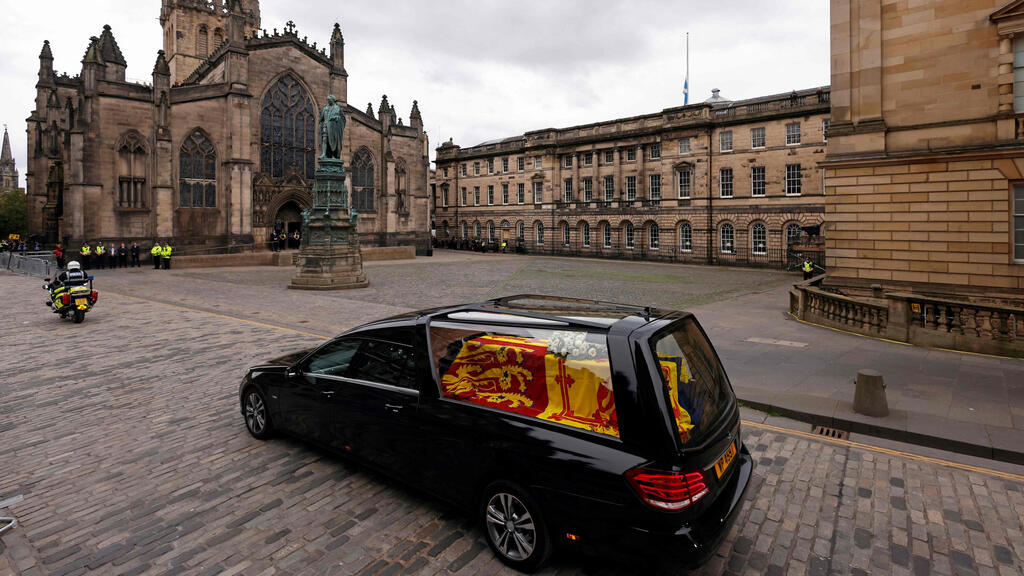 ארון מלכת בריטניה אליזבת השנייה בדרך ל ארמון הולירודהאוס ב אדינבורו בירת סקוטלנד