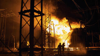 שריפה ב תחנת כוח חשמלית עקבות מתקפה של רוסיה במחוז חרקוב אוקראינה מלחמה