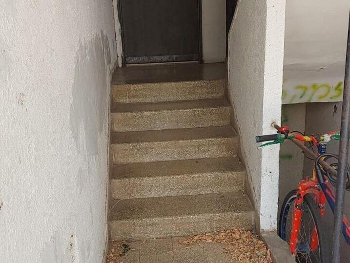 "במצב שלה כיום, היא לא יכולה לצאת לשום מקום". מדרגות הכניסה לדירתה של קדחה (באדיבות המשפחה) קדחה, שורדת השואה בדירת עמידר